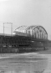 170418 Gezicht op de spoorbrug over de IJssel te Westervoort, met een diesel-electrisch treinstel DE 3 (plan U) van de N.S.